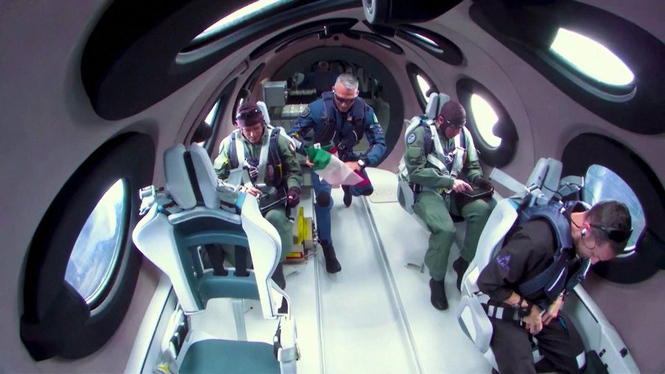 Erste touristische Reise an den Rand des Alls gelungen