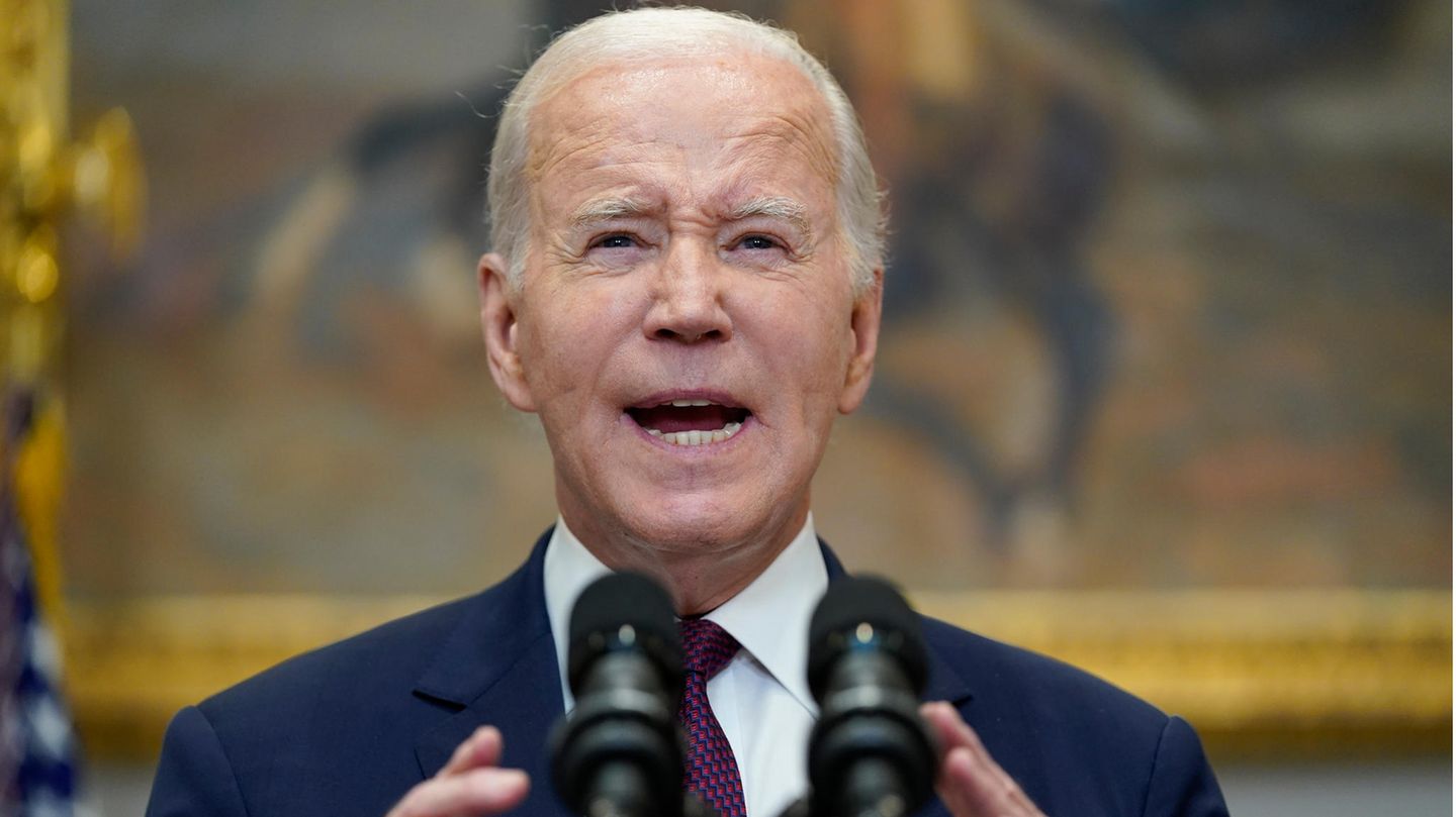US-Präsident Joe Biden hält eine Rede an einem Rednerpult mit zwei Mikros