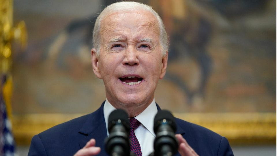 US-Präsident Joe Biden hält eine Rede an einem Rednerpult mit zwei Mikros