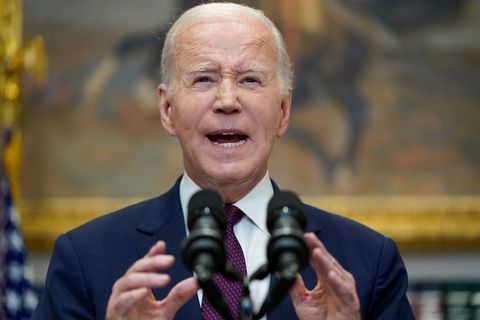 US-Präsident Joe Biden hält eine Rede an einem Rednerpult mit zwei Mikros