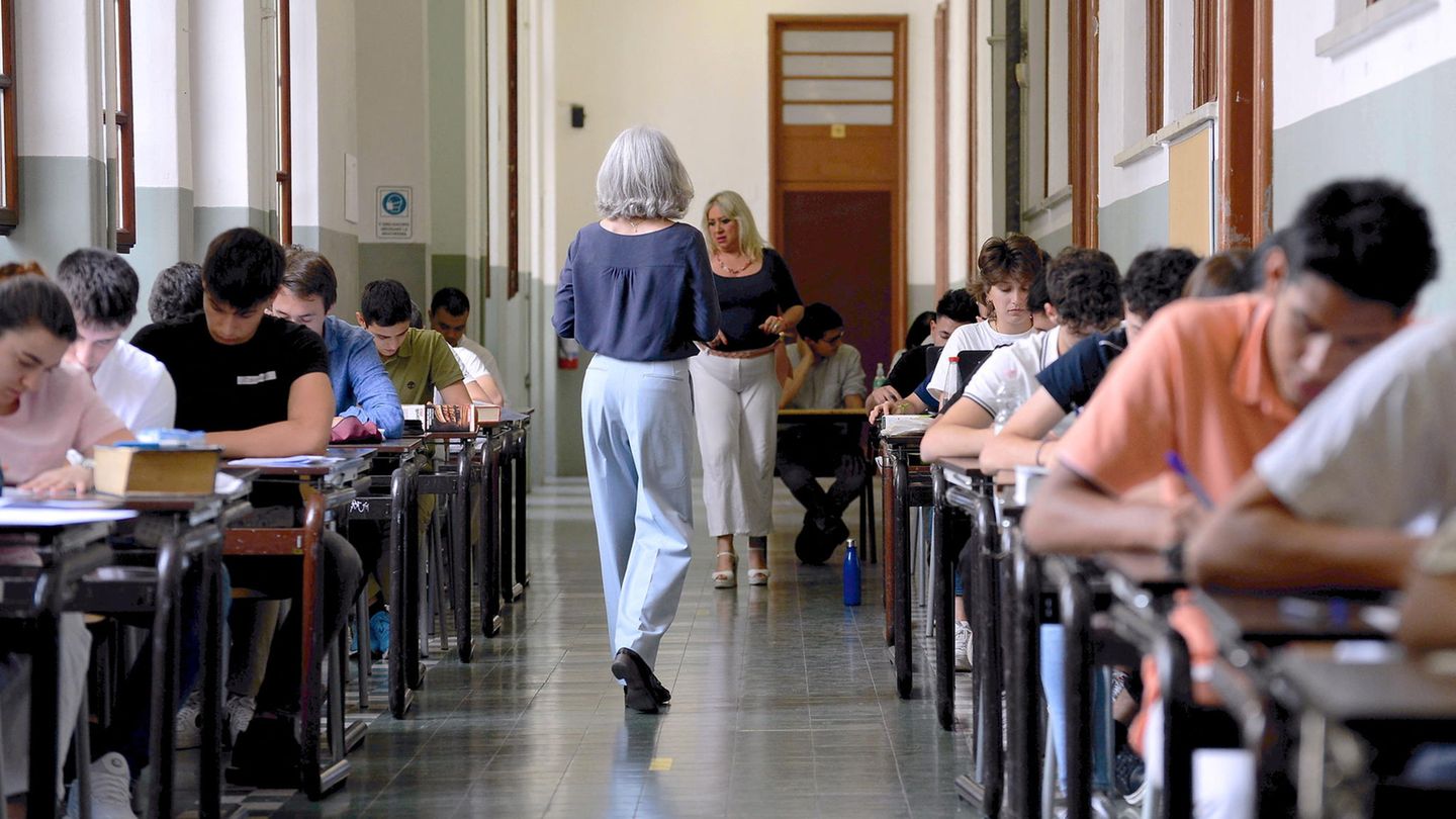 Schülerinnen und Schüler schreiben in Italien eine Prüfung
