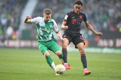 Werders Mitchell Weiser (l.) kämpft gegen Bayerns Jamal Musiala um den Ball.