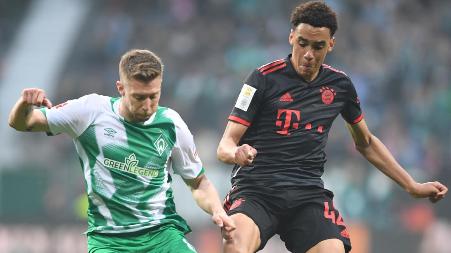 Werders Mitchell Weiser (l.) kämpft gegen Bayerns Jamal Musiala um den Ball.