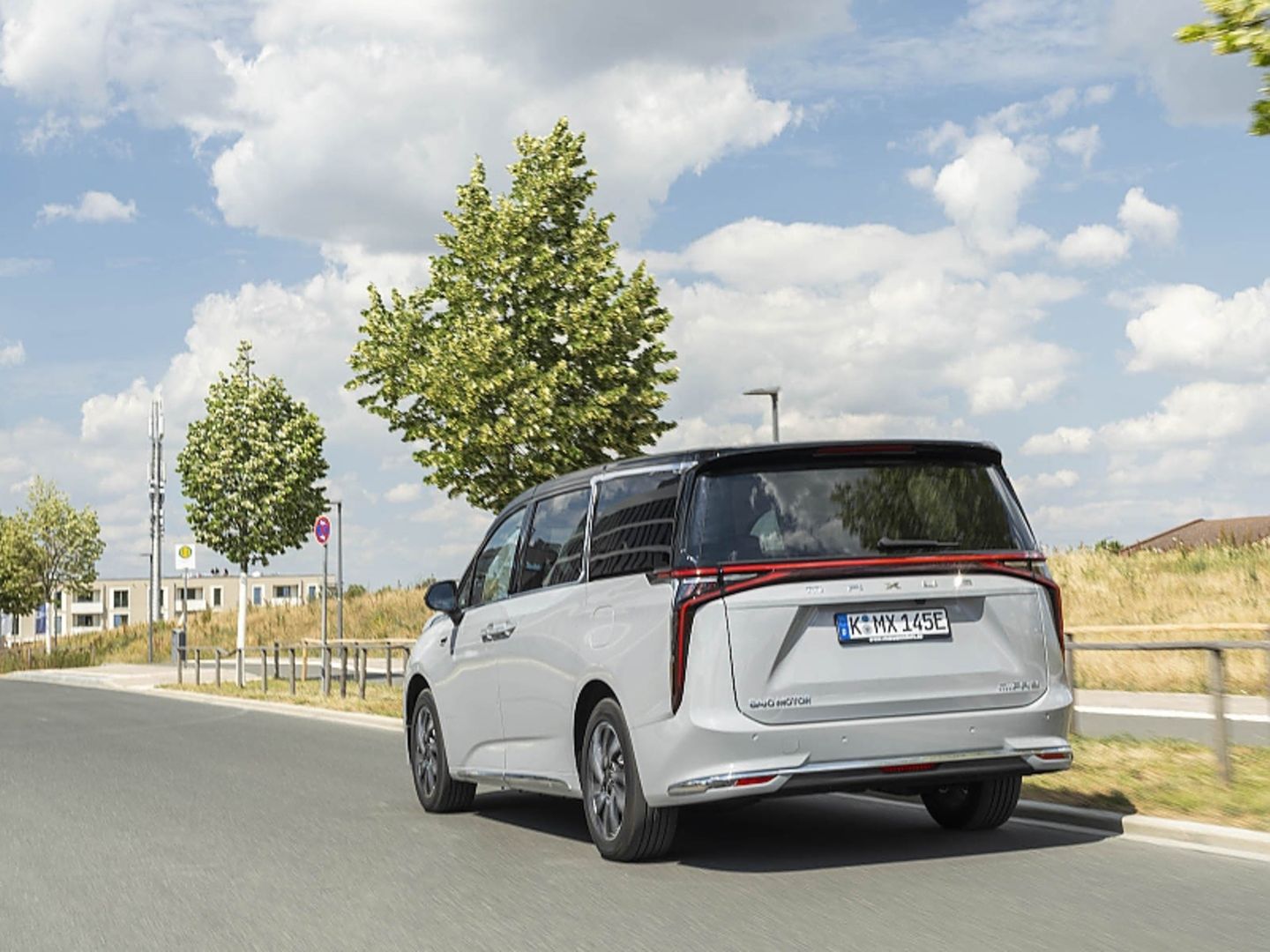 Maxus Mifa 9 Luxury