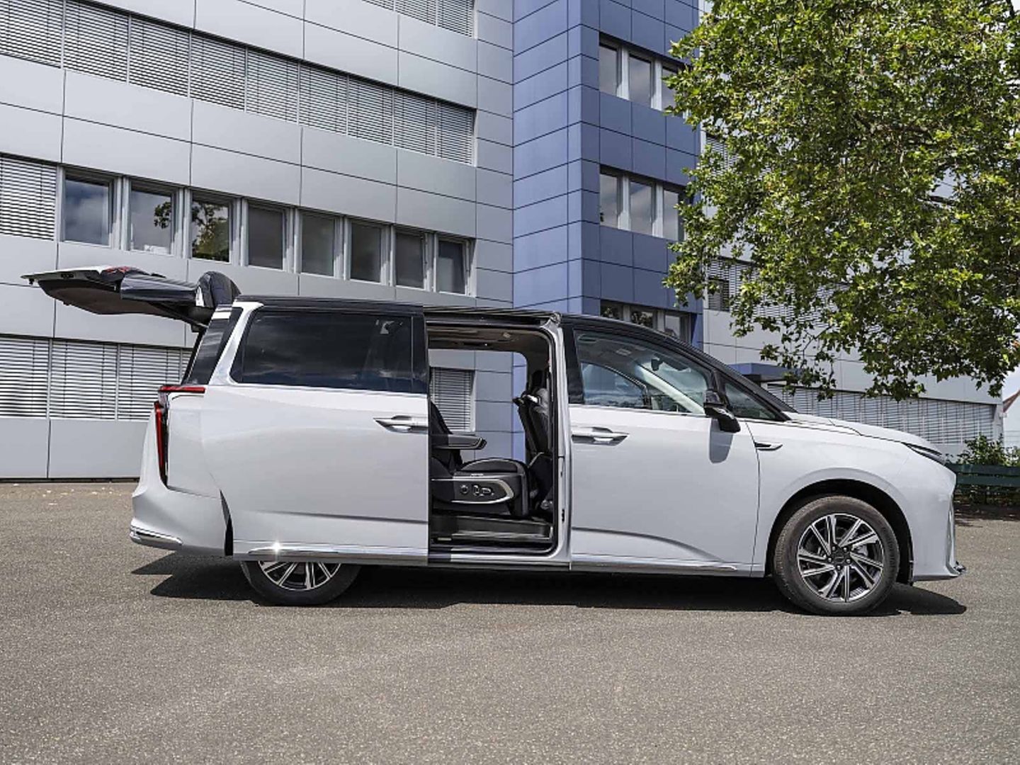 Maxus Mifa 9 Luxury