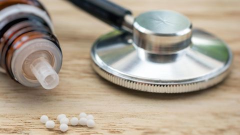 Globuli und Stethoskop