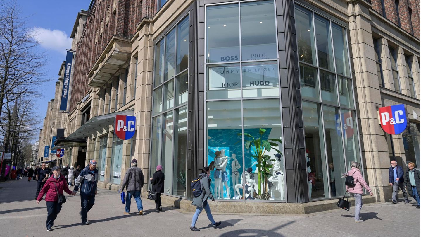 Peek & Cloppenburg in der Mönckebergstraße in der Hamburger Innenstadt