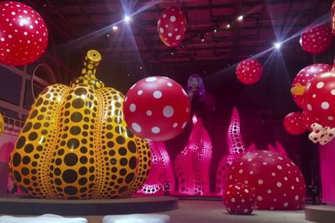 Video: Punkte, Ballons und Kürbisse - große Yayoi-Kusama-Ausstellung in Manchester