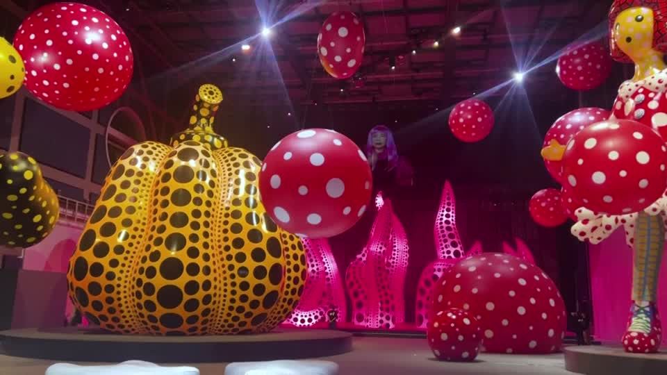 Video: Punkte, Ballons und Kürbisse - große Yayoi-Kusama-Ausstellung in Manchester