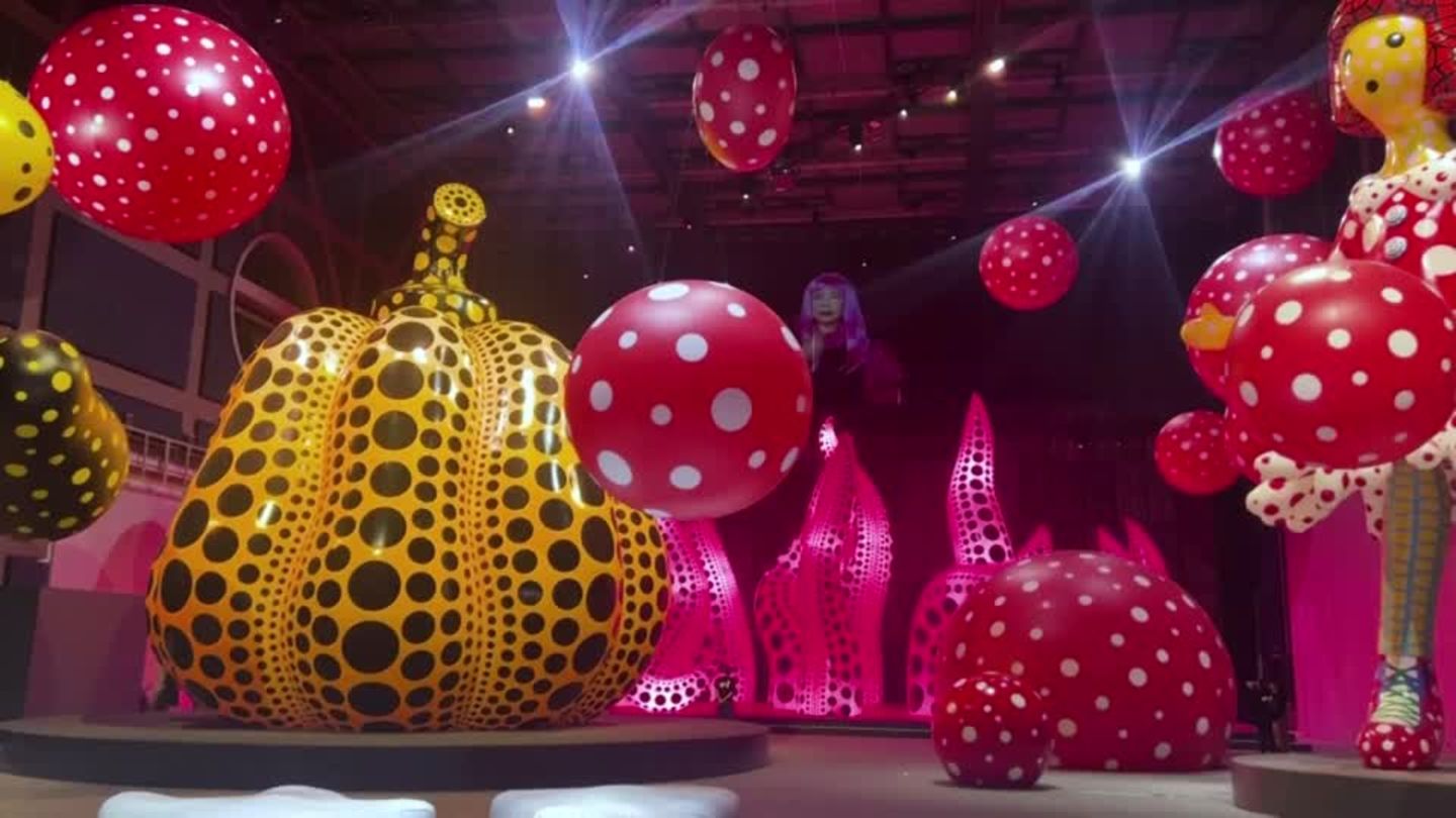 Video Punkte Ballons Und K rbisse Gro e Yayoi Kusama Ausstellung In 