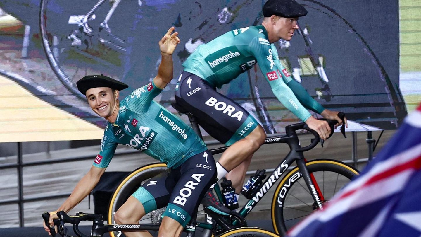 Frankreich-Rundfahrt: Der Australier Jai Hindley gehört zu den Fahrern, die ganz vorne landen können. Gäbe es Vingegaard und Pgacar nicht, würde der Australier vom deutschen Team Bora Hansgrohe um den Sieg mitfahren. Das zweitgrößte Radrennen der Welt, den Giro d'Italia, hat er im vergangenen Jahr gewonnen. Er ist ein Favorit auf das Podium, was für Bora ein Riesenerfolg wäre. Der Australier Jai Hindley gehört zu den Fahrern, die ganz vorne landen können. Gäbe es Vingegaard und Pgacar nicht, würde der Australier vom deutschen Team Bora Hansgrohe um den Sieg mitfahren. Das zweitgrößte Radrennen der Welt, den Giro d'Italia, hat er im vergangenen Jahr gewonnen. Er ist ein Favorit auf das Podium, was für Bora ein Riesenerfolg wäre.