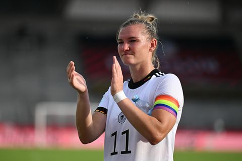 DFB-Kapitänin Alexandra Popp mit der Regenbogenbinde