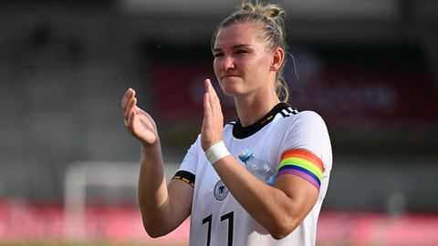 DFB-Kapitänin Alexandra Popp mit der Regenbogenbinde