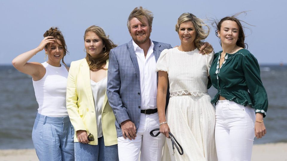 Die niederländische Königsfamilie posiert in diesem Jahr am Strand von Den Haag
