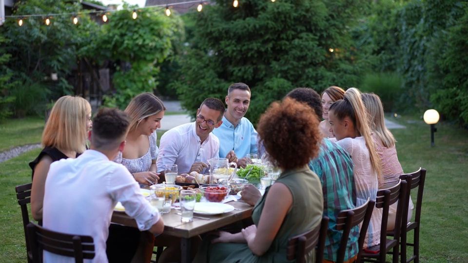 Cheerleader-Effekt – warum Menschen in Gruppen attraktiver wirken