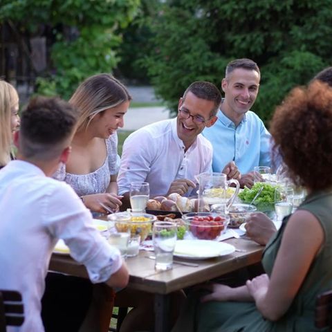 Cheerleader-Effekt – warum Menschen in Gruppen attraktiver wirken