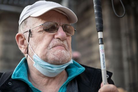 Dietrich Wagner, der bei Protesten gegen Stuttgart 21 sein Augenlicht verloren hatte, steht vor einem Haus