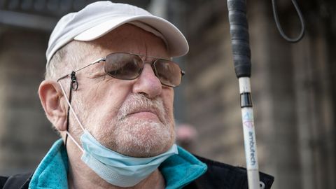 Dietrich Wagner, der bei Protesten gegen Stuttgart 21 sein Augenlicht verloren hatte, steht vor einem Haus