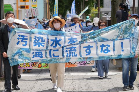 Menschen protestieren gegen japanische Regierung