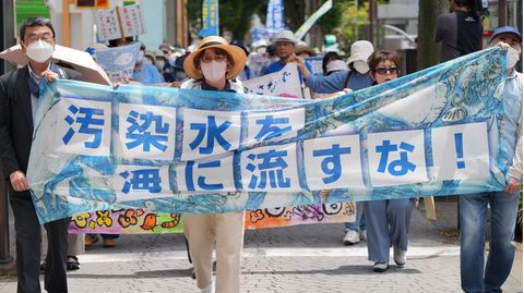 Menschen protestieren gegen japanische Regierung