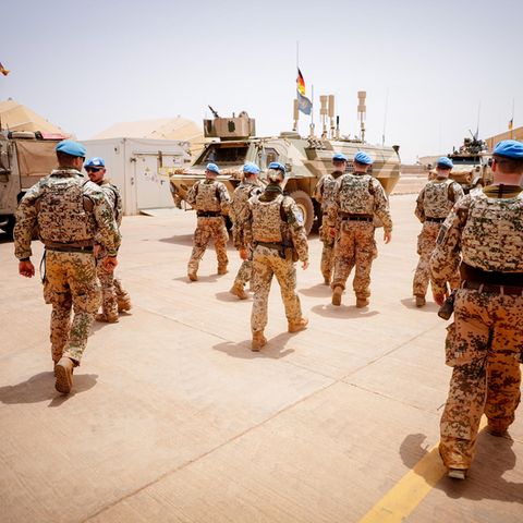Mali: Soldaten der Bundeswehr verlassen einen Platz im Camp Castor in Gao
