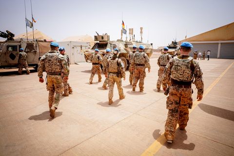 Mali: Soldaten der Bundeswehr verlassen einen Platz im Camp Castor in Gao