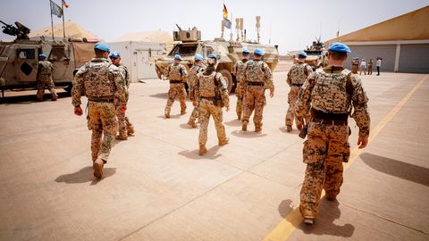 Mali: Soldaten der Bundeswehr verlassen einen Platz im Camp Castor in Gao