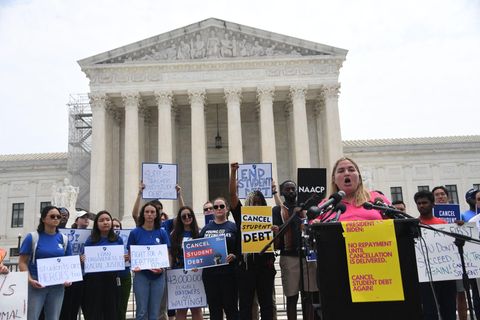 Unterstützerinnen und Unterstützer demonstrieren vor dem Gebäude des Obersten Gerichtshofs für die Pläne von Joe Biden