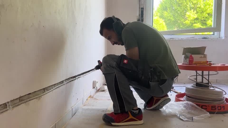 Video: Jordanischer Elektriker hilft gegen Fachkräftemangel in NRW