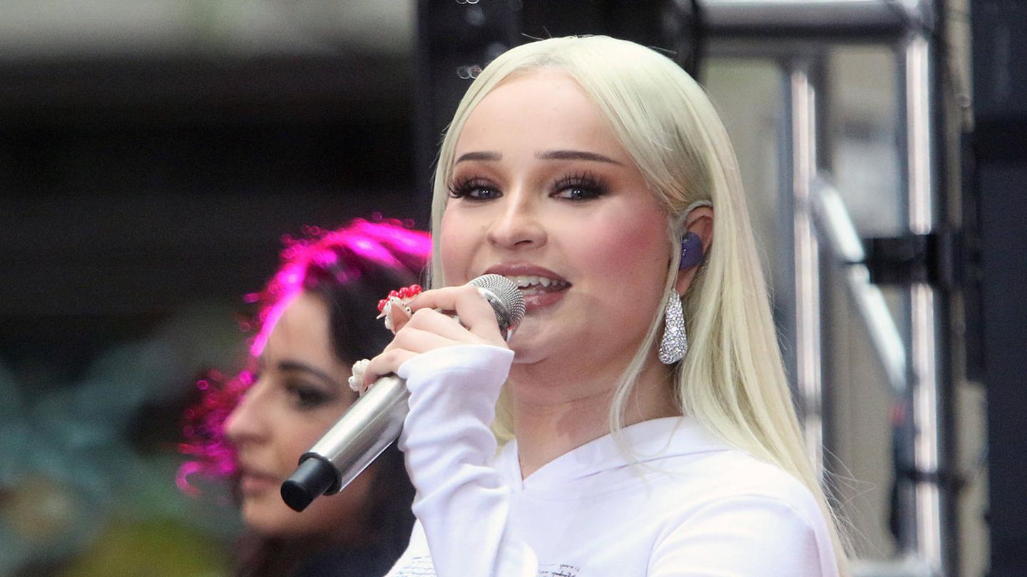 Musikerin Kim Petras, eine gebürtige Deutsche, singt auf der Bühne in New York