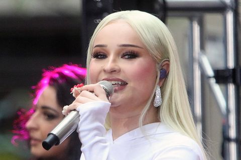 Musikerin Kim Petras, eine gebürtige Deutsche, singt auf der Bühne in New York