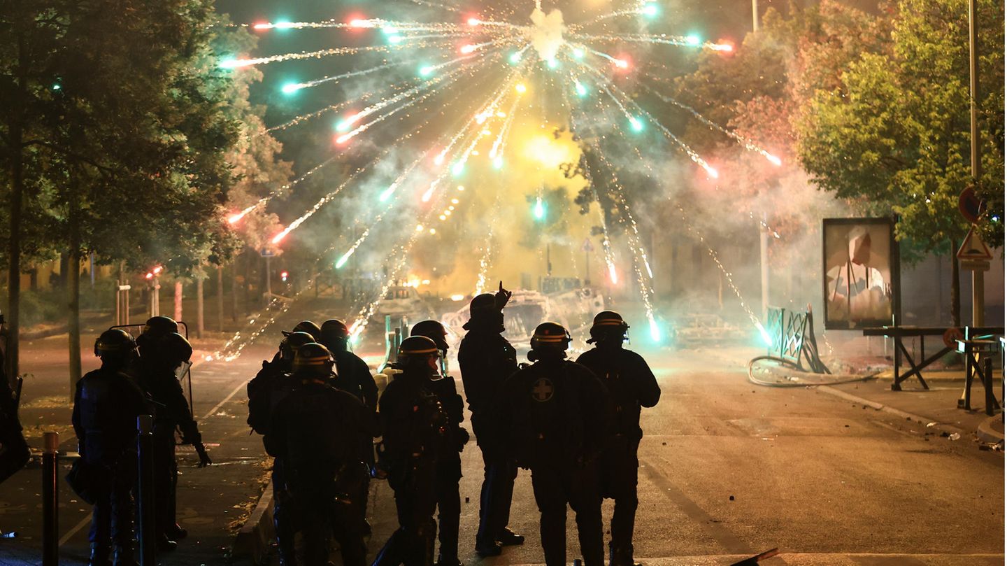 Frankreich: Die Polizei steht inmitten von explodieren Feuerwerkskörpern bei Ausschreitungen im Pariser Vorort Nanterre