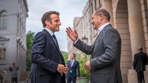 Ungleiches Paar: Emmanuel Macron und Olaf Scholz in Potsdam Anfang Juni 2023