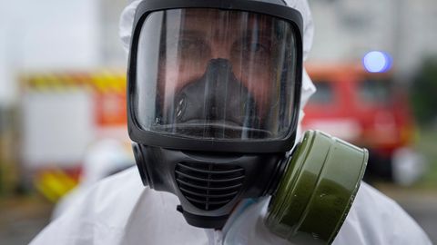 Ukraine: Ein Notfallhelfer trägt einen Strahlenschutzanzug während einer Übungen für atomare Notfälle.