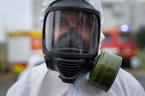 Ukraine: Ein Notfallhelfer trägt einen Strahlenschutzanzug während einer Übungen für atomare Notfälle.