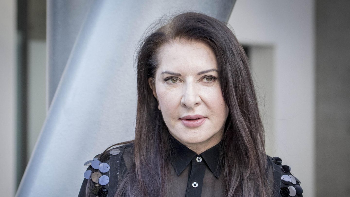 Performance-Kunst: Marina Abramovic lehrte in Essen. Jetzt verwandelt sich dort eine Frau in ein Huhn – und anderes Magisches passiert