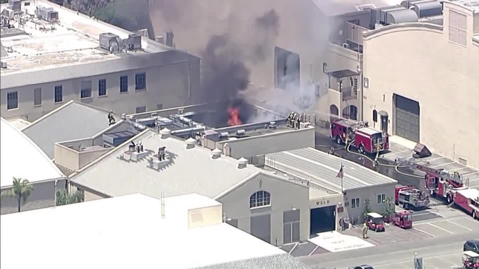 Video: Feuer auf Studiogelände von Warner Bros.