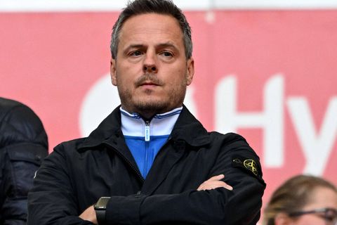 Hertha BSCs Präsident Kay Bernstein auf der Tribüne stehend