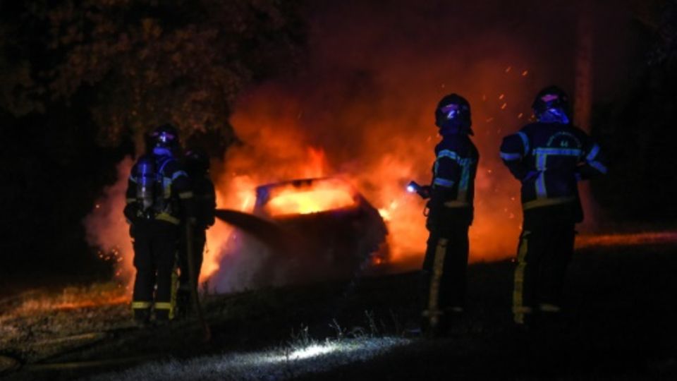 Hunderte Autos wurden bei den Ausschreitungen in Brand gesetzt