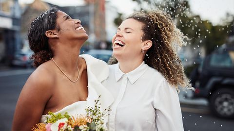 Mehr Hochzeiten: Ein lesbisches Hochzeitspaar hält sich im Arm