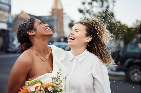 Mehr Hochzeiten: Ein lesbisches Hochzeitspaar hält sich im Arm