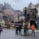 Rettungskräfte inspizieren eine ausgebrannte Apotheke in Montargis, südlich von Paris.