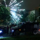 Neben einem gepanzerten Fahrzeug explodiert ein Feuerwerkskörper bei Krawallen in der französischen Hauptstadt Paris.