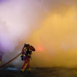 In Nanterre, bei Paris, löschen Feuerwehrleute Flammen.