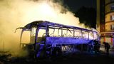 Ein ausgebrannter Bus steht in Nanterre bei Paris.