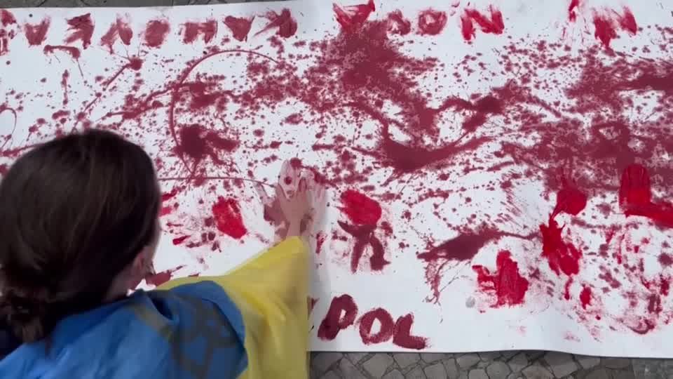 Video: Pro-Ukrainische Demonstration vor Berliner Hugo Boss Filiale