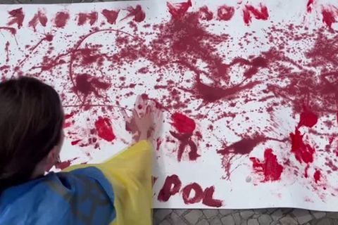 Video: Pro-Ukrainische Demonstration vor Berliner Hugo Boss Filiale