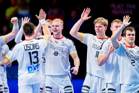 Das deutsche U21-Handball-Team feiert nach Abpfiff gegen Serbien den Finaleinzug