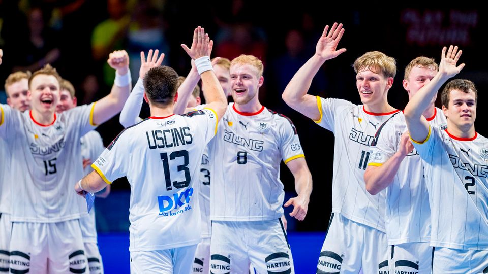 Das deutsche U21-Handball-Team feiert nach Abpfiff gegen Serbien den Finaleinzug