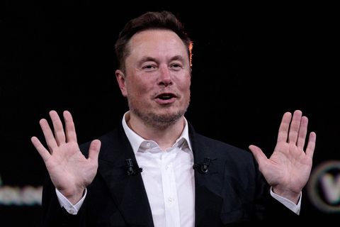 Elon Musk kaufte Twitter im vergangenen Jahr